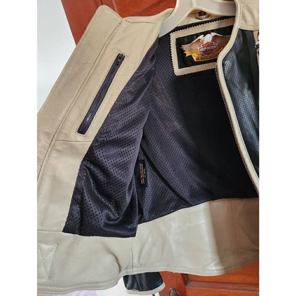 Harley-Davidson small cream and black leather jacket. Measures approx Length 23" - Picture 6 of 15